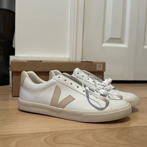 ⭐️BRAND NEW⭐️ Veja sneakers
